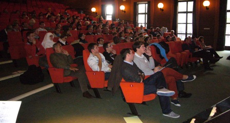 groupe de personnes dans un auditorium