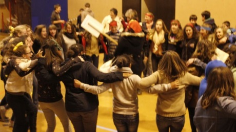 Les jeunes expriment leur joie dans le chant et la danse