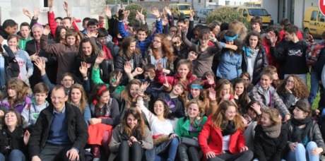 Photo de groupe finale, entre sérieux et agitation