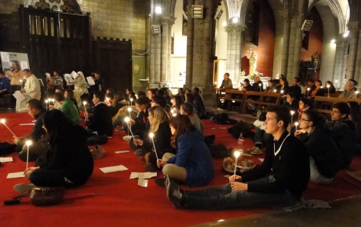 groupe de jeunes assis en prière