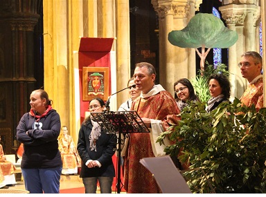 prêtre au micro dans une église