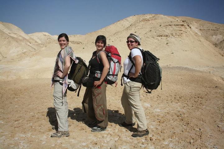 Trois femmes faisant la pose dans un désert