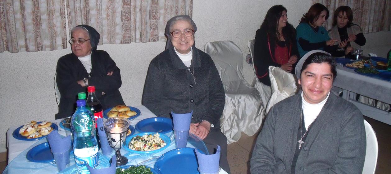 Portrait de trois soeurs assises à table