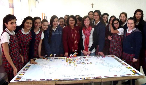 groupe de jeunes filles devant une carte du monde