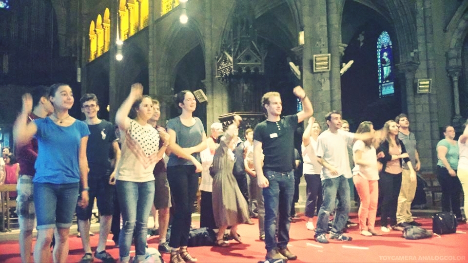 Groupes de jeunes chantant et dansant à l'église St Jacques de Pau
