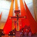 Croix de Taizé et voiles oranges