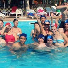photo de groupe dans une piscine