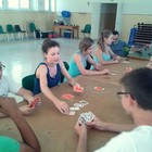 jeunes jouant aux cartes