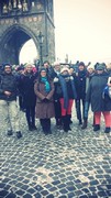 Le jeunes du diocèse de Bayonne devant la tour gothique de Prague