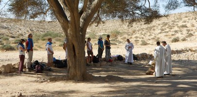 des personnes priant à l'abri d'un arbre