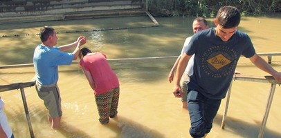 geste de rappal de bapteme dans les eaux du Jourdain