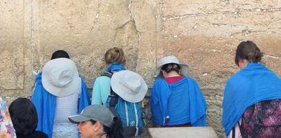 reccueillement face au Mur Occidental (Mur des lamentations) côté femmes
