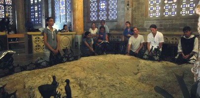 Recueillement devant la Pierre de l'Agonie dans la basilique de Toutes les Nations à Jérusalem