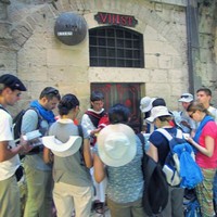 Prière à la 8e station sur la Via Dolorosa à Jérusalem