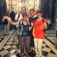 Les jeunes pèlerins à l'intérieur de la basilique du Saint-Sépulcre de Jérusalem