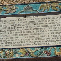Le Magificat en Français au pied de l'Église de la Visitation à Ein Kerem