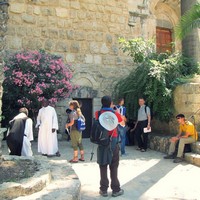 Pèlerins devant onastère bénédictin d'Abu Gosh