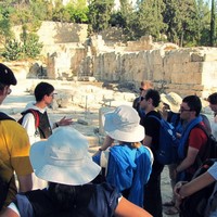 Pèlerins devant les ruines d'Emmaüs Nicopolis