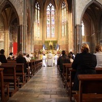 assemblée en adoration