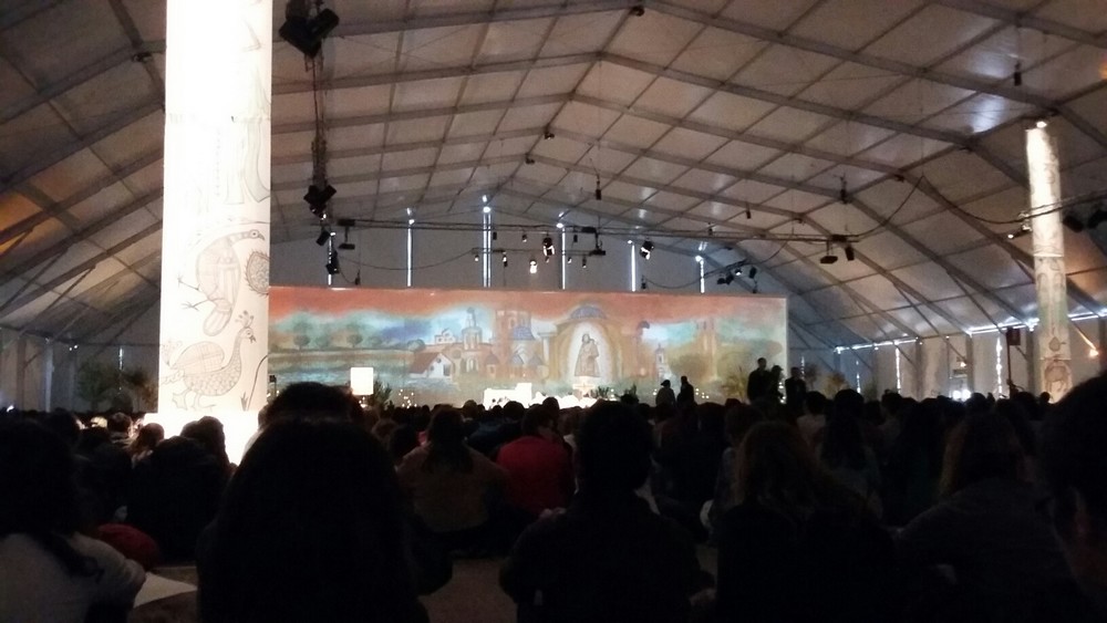 temps de prière sous le chapiteau A aux Jardins du Turia