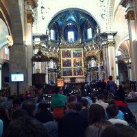 la cathédrale remplie de jeunes