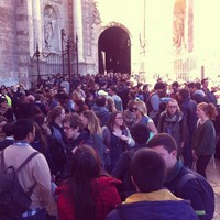la cathédrale remplie de jeunes