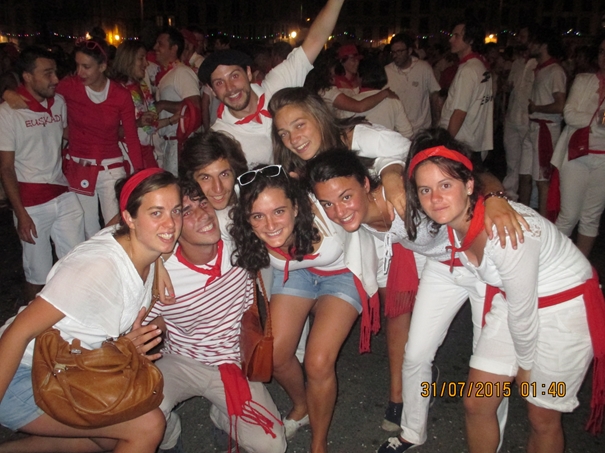 Groupe de jeunes heureux aux Fêtes de Bayonne