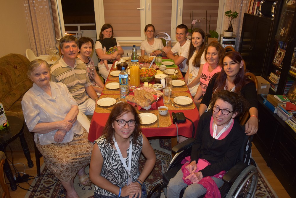 groupe de personnes devant à table avec repas