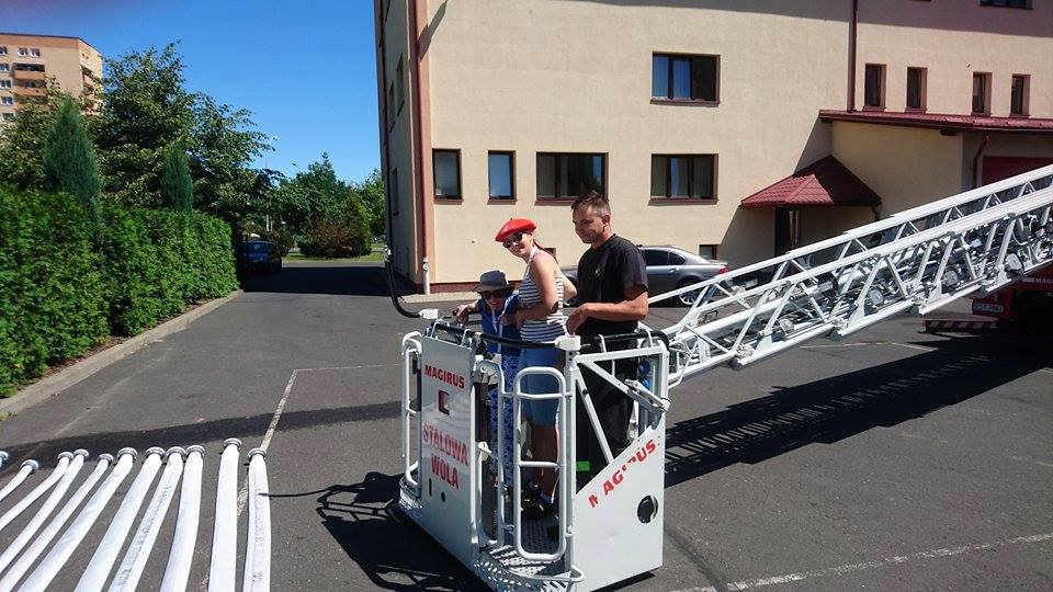 des personnes dans une nacelle de pompiers