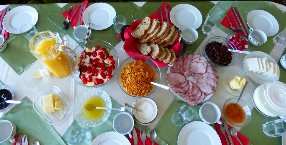 Table avec aliments et boissons