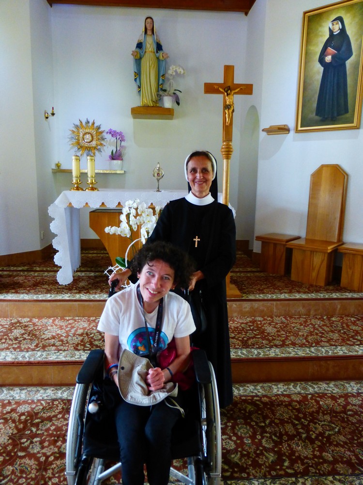 groupe de personnes dans une église