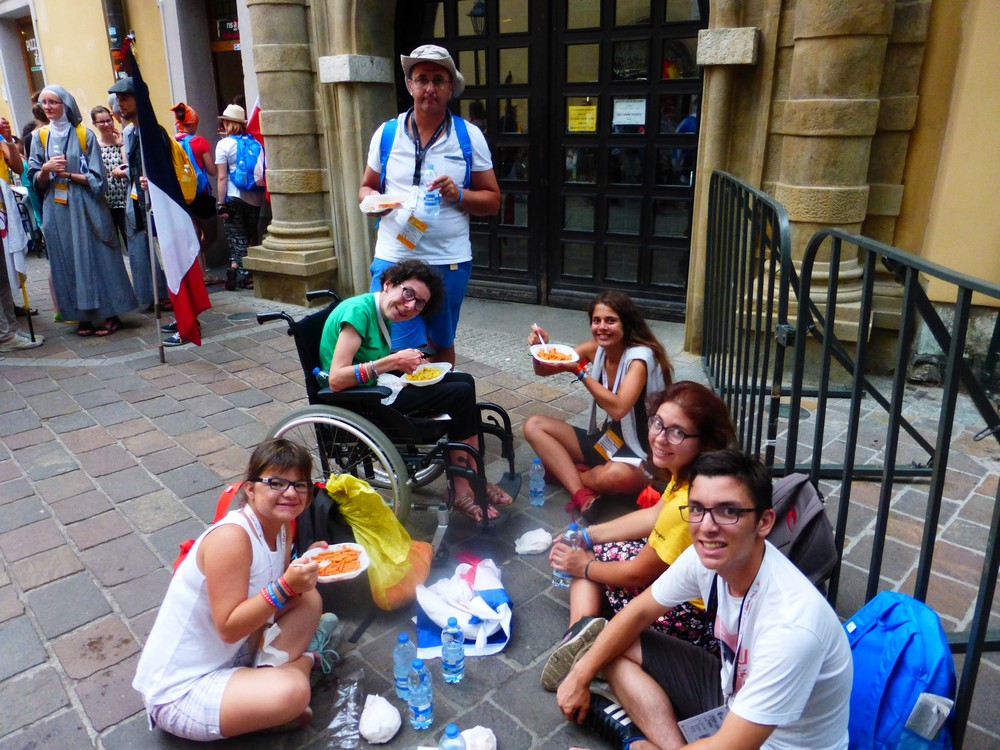 groupe de personnes qui pique-niquent dans la rue