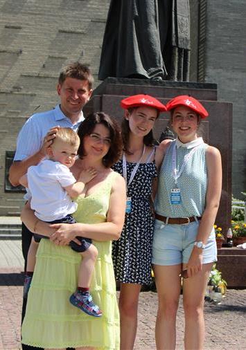 posent avec une famille d'accueil