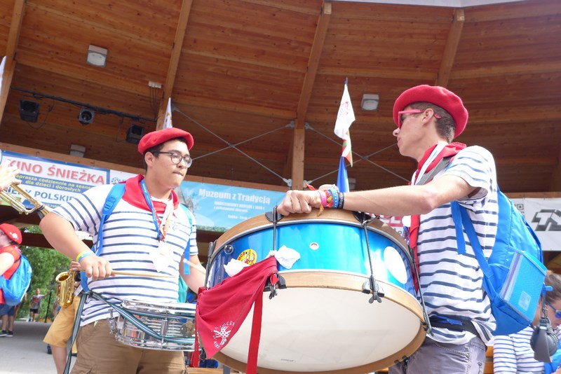 Des pèlerines basques à RabkaDes pèlerines basques à Rabka (Photo : les jeunes de Navarrenx) Un groupe de Dax est arrivé non sans bruit car ils étaient accompagnés de leur banda et ont directement mis l'ambiance !!! Des Landais et leur banda