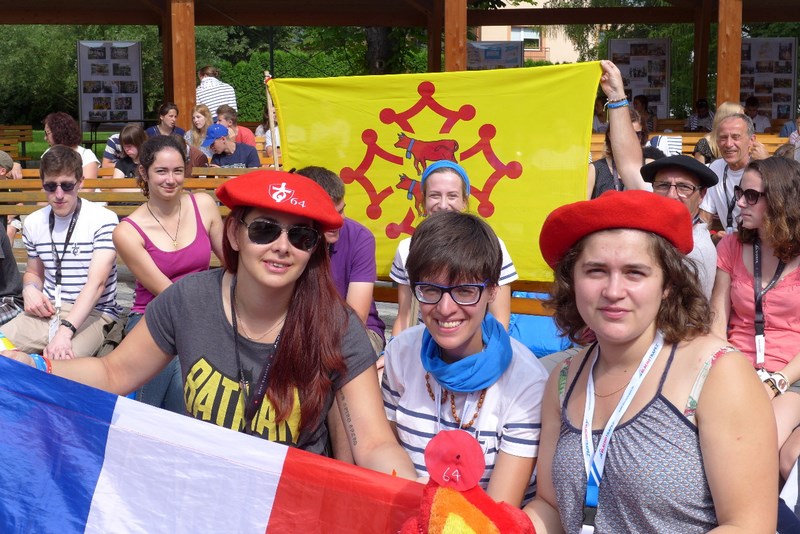 des pèlerins français et leur drapeaux