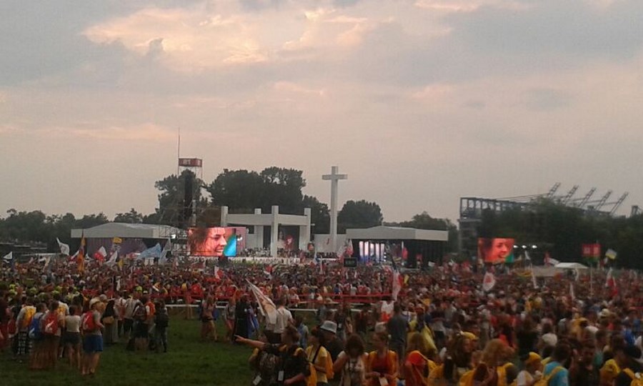 foule de pèlerin et podium