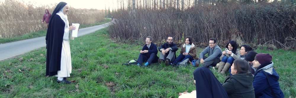 Sœur Catherine enseigne sur la miséricorde au bord de la Nive aux Jeunes Pros