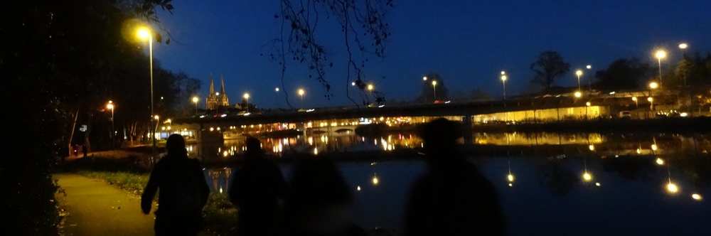 Marche au crépuscule des Jeunes Pros vers la cathédrale de Bayonne