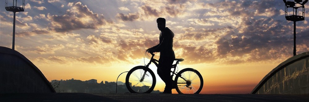 jeune cycliste en contre jour