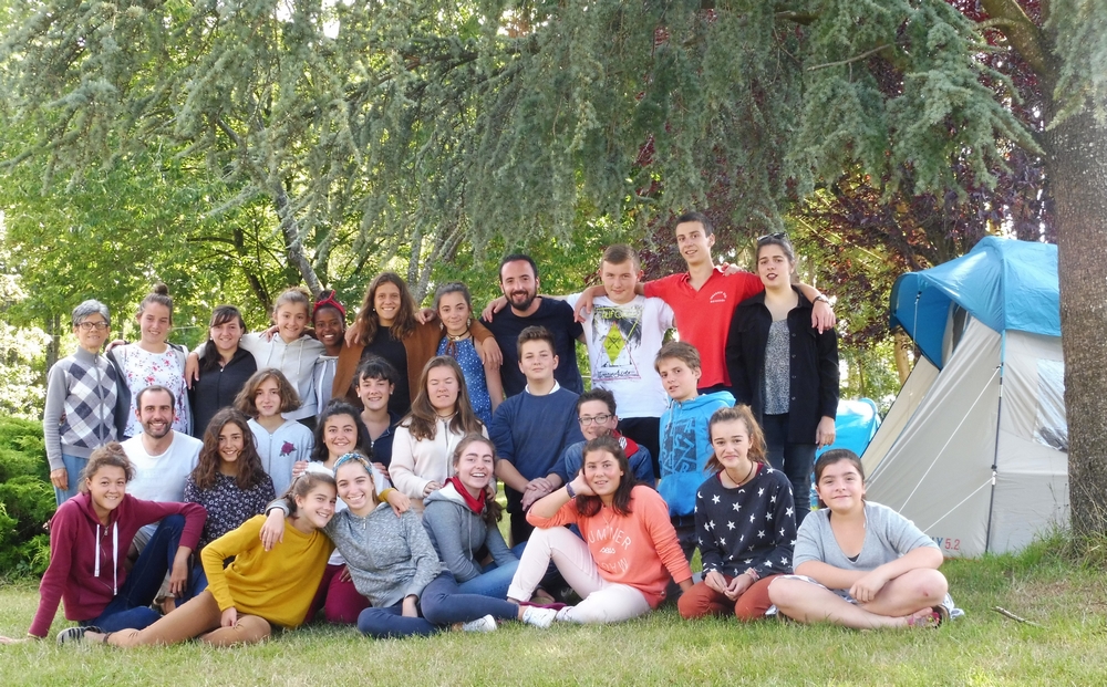 groupe de jeunes sur un lieu de camping en forêt