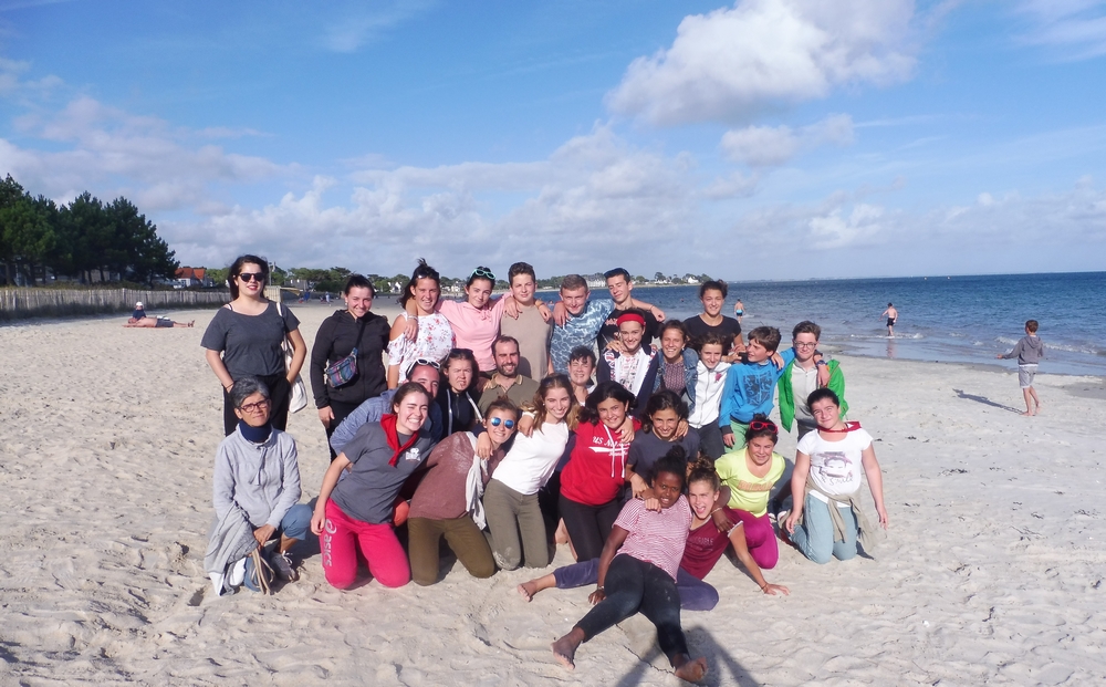 groupe de jeunes sur une plage