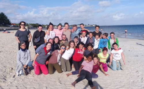 groupe de jeunes sur une plage