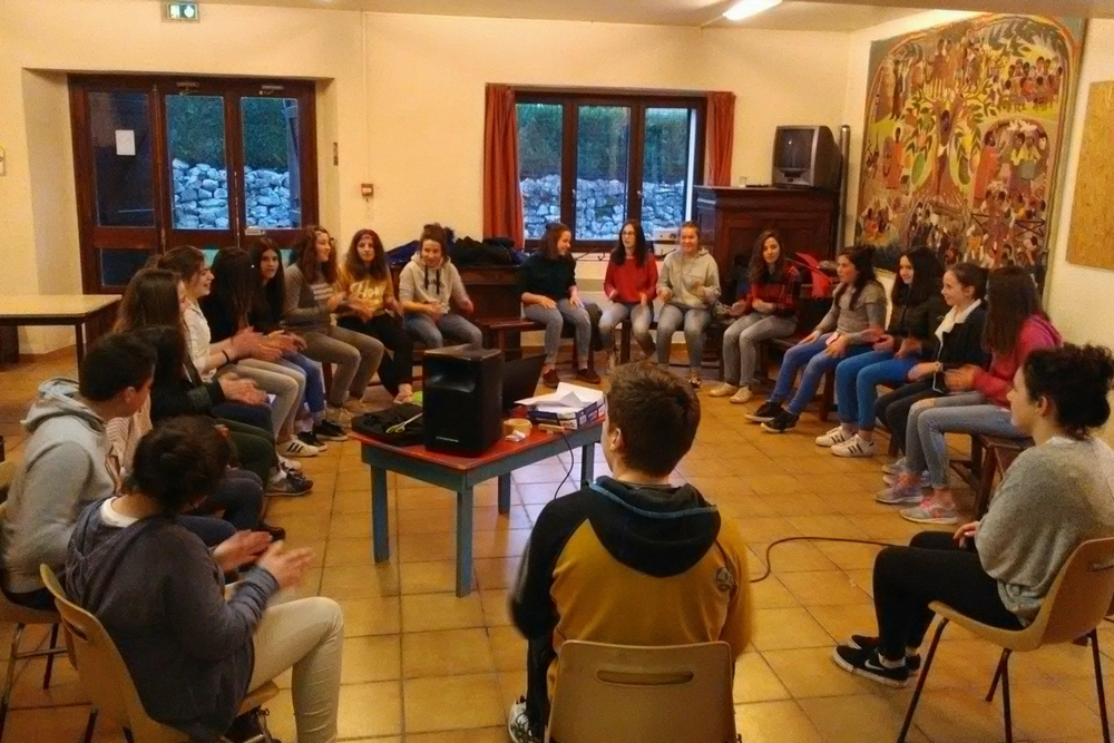 groupe de jeunes assis en cercle