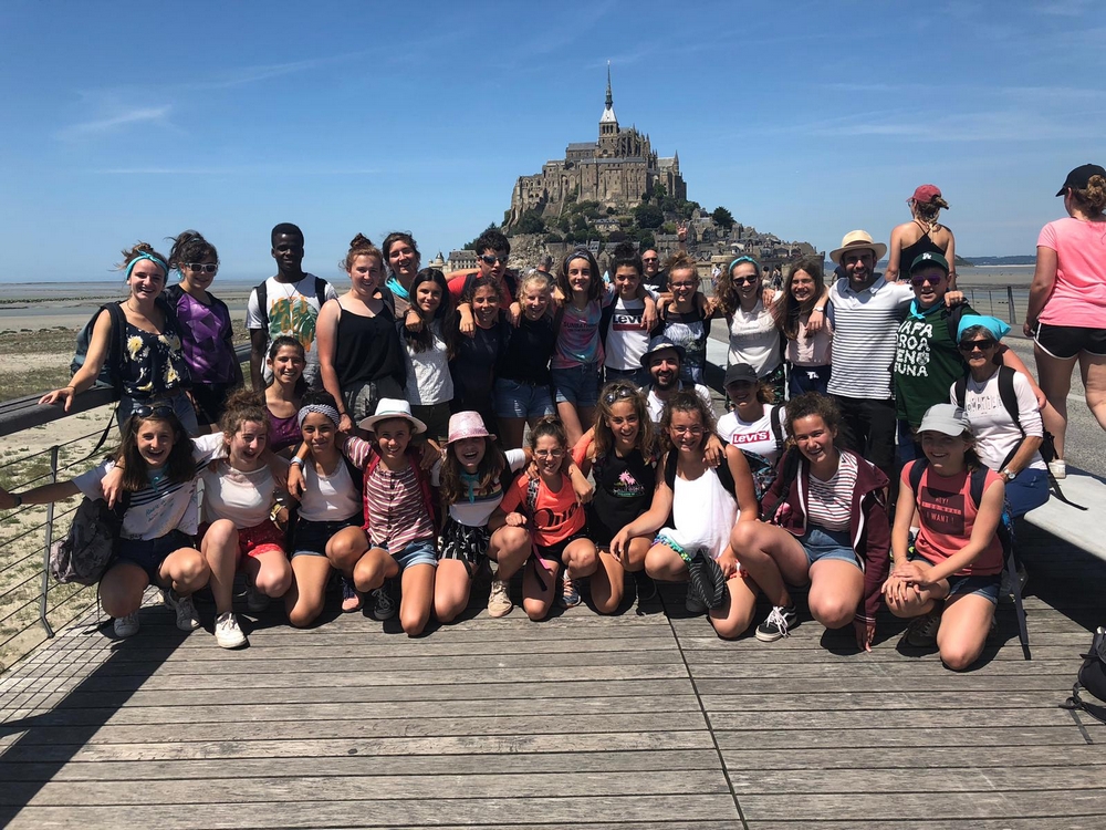 groupe de jeunes devant le monument Mont Saint Michel