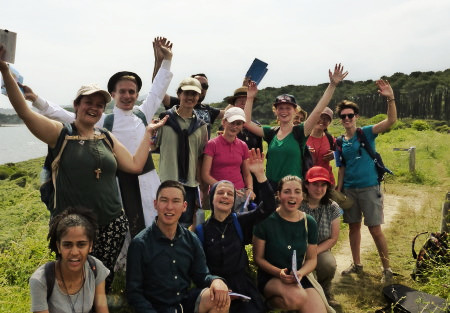 groupe de jeunes au bord d'une chemin