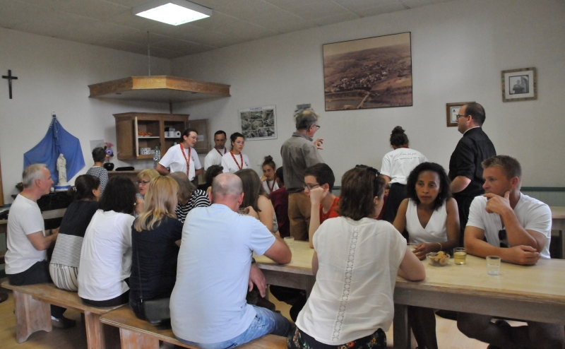 des gens à table à en discussion