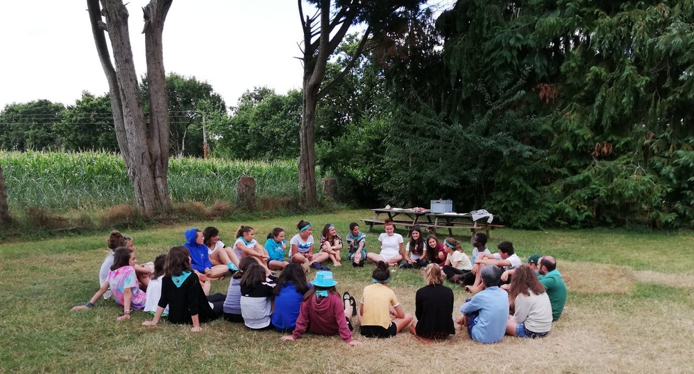 groupes de jeunes assis dans la campagne