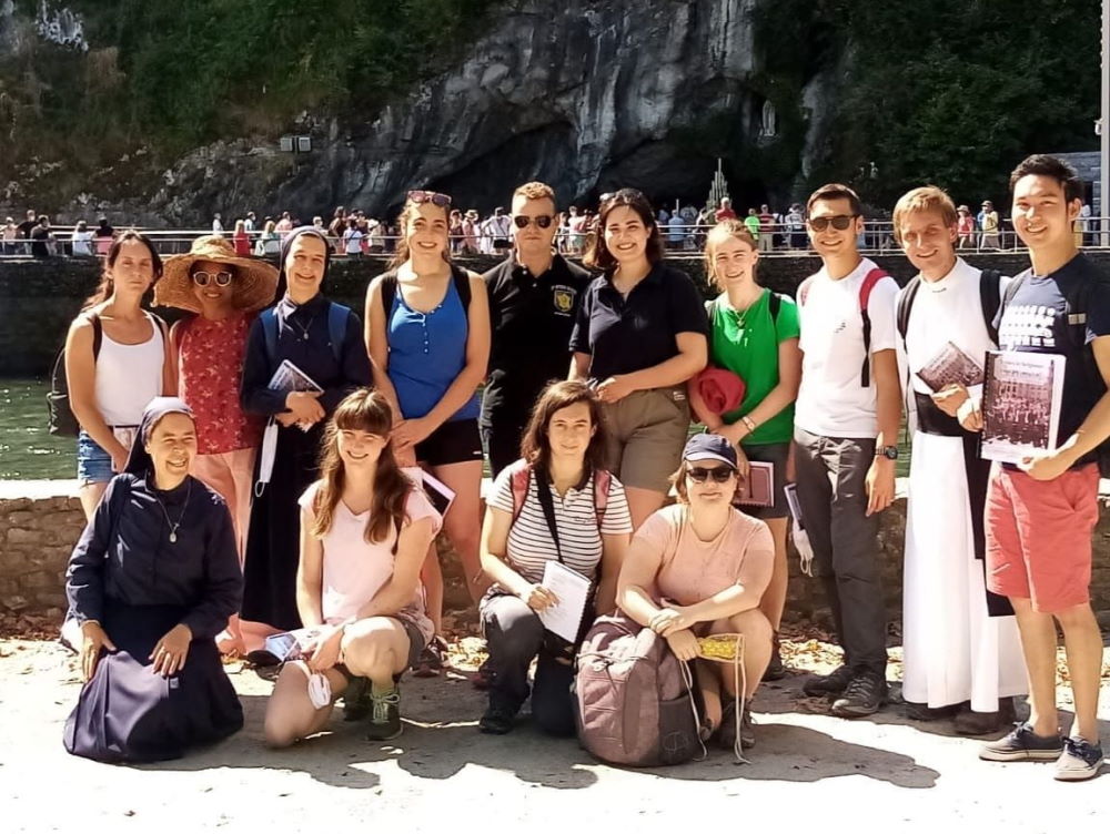 groupe de jeunes pèlerins au Sanctuaire de Lourdes