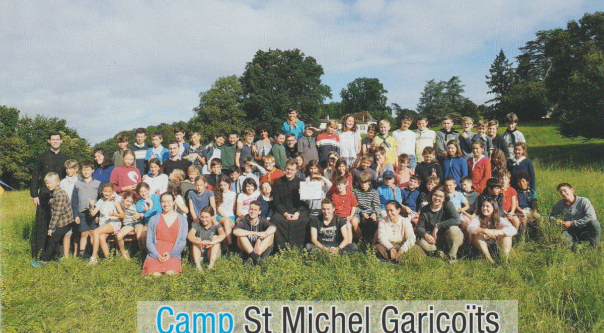 groupes d'enfants posant pour la photo à la campagne