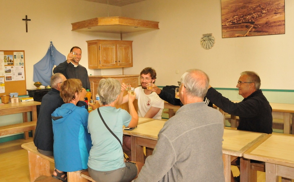 des gens à table  en discussion